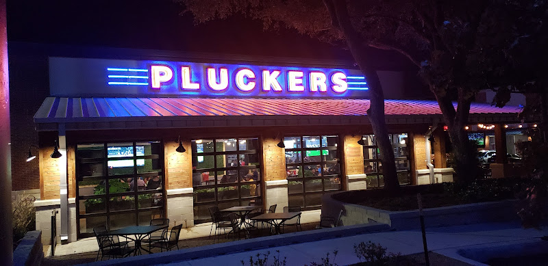 Pluckers Wing Bar - bars with live music Selma