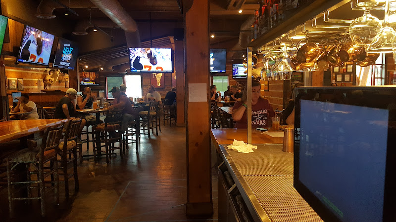 Twin Peaks - bars with live music San Marcos